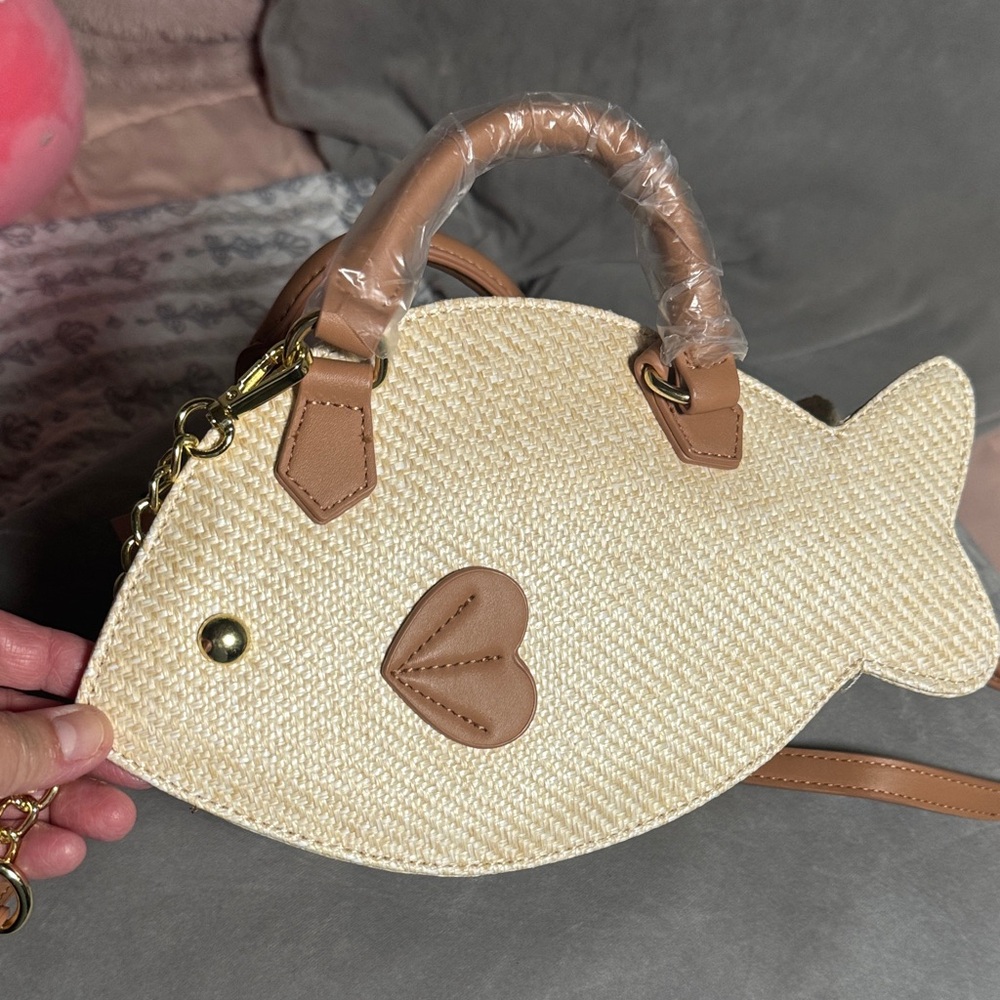 NWT Betsy Johnson LUV Betsy in Natural Straw Fish-Shaped Crossbody Bag in Tan